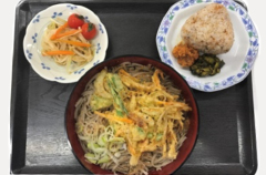 大きなかき揚げが乗ったそば＆おにぎり